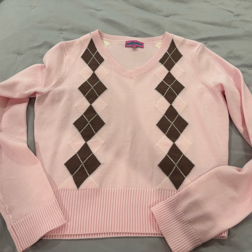 Edikted Pink V-Neck Sweater with Brown Argyle Design